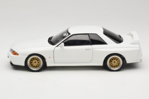 Nissan Skyline GT-R R32 V-Spec II Tuned Crystal White AUTOart 1:18 77416 Diecast — photo 4 of 8