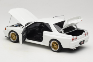 Nissan Skyline GT-R R32 V-Spec II Tuned Crystal White AUTOart 1:18 77416 Diecast — photo 5 of 8