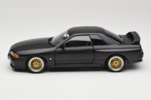 Nissan Skyline GT-R R32 V-Spec II Tuned Version Matt Black AUTOart 1:18 77418 Diecast — photo 4 of 8