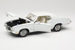 Oldsmobile Cutlass SX White ERTL 1:18 33775 Diecast — photo 2 of 8