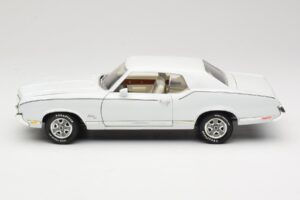 Oldsmobile Cutlass SX White ERTL 1:18 33775 Diecast — photo 4 of 8
