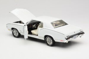 Oldsmobile Cutlass SX White ERTL 1:18 33775 Diecast — photo 5 of 8