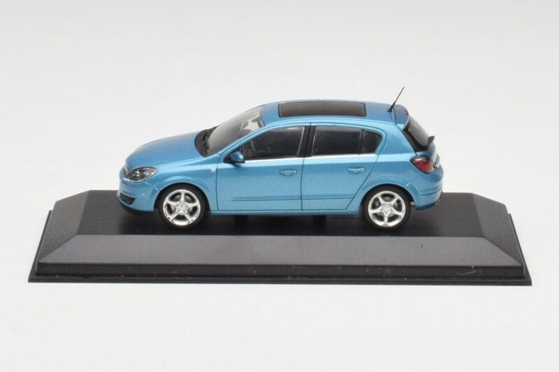 Opel Astra H Light Blue Minichamps 1:43 400043001 Diecast
