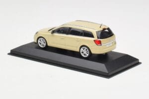 Opel Astra H Estate Yellow Minichamps 1:43 1799098 Diecast — photo 3 of 4