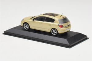Opel Astra H Yellow Metallic Minichamps 1:43 403043003 Diecast — photo 3 of 4