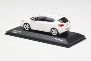 Opel Astra J White Minichamps 1:43 400049001 Diecast — photo 3 of 4
