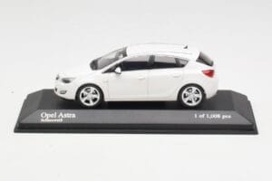 Opel Astra J White Minichamps 1:43 400049001 Diecast