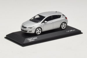 Opel Astra J Silver Minichamps 1:43 400049000 Diecast — photo 2 of 4