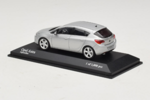 Opel Astra J Silver Minichamps 1:43 400049000 Diecast — photo 3 of 4