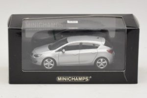 Opel Astra J Silver Minichamps 1:43 400049000 Diecast — photo 4 of 4
