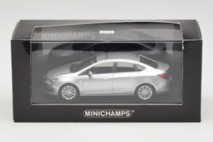 Opel Astra J Silver Minichamps 1:43 410042000 Diecast — photo 5 of 5