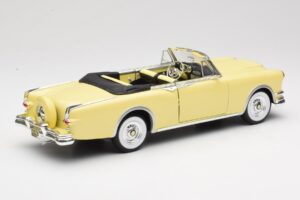 Packard Caribbean Convertible Yellow Road Signature 1:18 92798 Diecast — photo 3 of 8