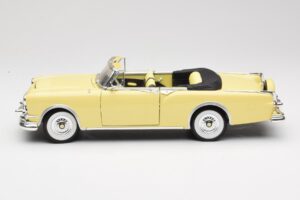 Packard Caribbean Convertible Yellow Road Signature 1:18 92798 Diecast — photo 4 of 8