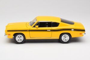 Plymouth Barracuda Yellow Road Legends 1:18 92178 Diecast — photo 4 of 8