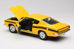 Plymouth Barracuda Yellow Road Legends 1:18 92178 Diecast — photo 5 of 8