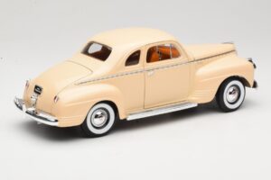 Plymouth Coupe Beige Road Signature 1:18 92398 Diecast — photo 3 of 8