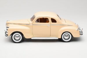 Plymouth Coupe Beige Road Signature 1:18 92398 Diecast — photo 4 of 8