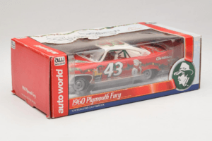 Plymouth Fury #43 R. Petty NASCAR 1960 Auto World 1:24 AW24003/06 Diecast — photo 2 of 3