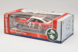 Plymouth Fury #43 R. Petty NASCAR 1960 Auto World 1:24 AW24003/06 Diecast — photo 3 of 3