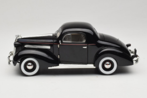 Pontiac Deluxe Black Signature Models 1:18 18106 Diecast — photo 4 of 8