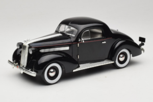 Pontiac Deluxe Black Signature Models 1:18 18106 Diecast