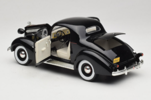 Pontiac Deluxe Black Signature Models 1:18 18106 Diecast — photo 5 of 8