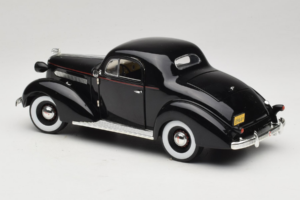 Pontiac Deluxe Black Signature Models 1:18 18106 Diecast — photo 7 of 8