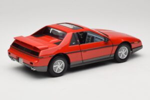 Pontiac Fiero GT Red Road Signature 1:18 92588 Diecast — photo 3 of 8