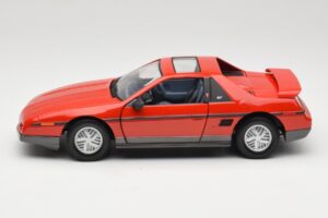 Pontiac Fiero GT Red Road Signature 1:18 92588 Diecast — photo 4 of 8