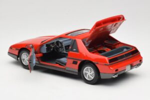 Pontiac Fiero GT Red Road Signature 1:18 92588 Diecast — photo 5 of 8