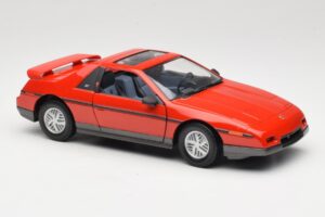 Pontiac Fiero GT Red Road Signature 1:18 92588 Diecast — photo 6 of 8