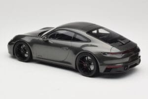 Porsche 911 992 Carrera 4 GTS Green Metallic Minichamps 1:18 155063101 Diecast — photo 5 of 6