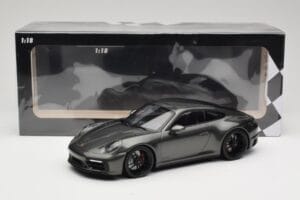 Porsche 911 992 Carrera 4 GTS Green Metallic Minichamps 1:18 155063101 Diecast — photo 6 of 6