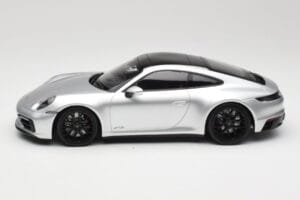 Porsche 911 992 Carrera 4 GTS Silver Minichamps 1:18 155063104 Diecast — photo 3 of 6