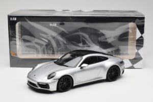 Porsche 911 992 Carrera 4 GTS Silver Minichamps 1:18 155063104 Diecast — photo 6 of 6