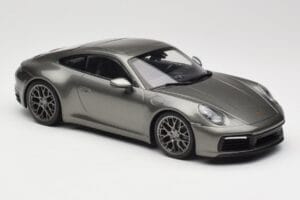 Porsche 911 992 Carrera 4S Aventurine Green Metallic Minichamps 1:18 155067328 Diecast — photo 2 of 6