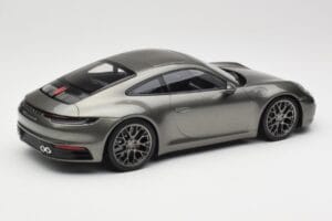 Porsche 911 992 Carrera 4S Aventurine Green Metallic Minichamps 1:18 155067328 Diecast — photo 3 of 6
