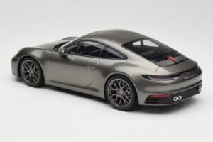 Porsche 911 992 Carrera 4S Aventurine Green Metallic Minichamps 1:18 155067328 Diecast — photo 4 of 6