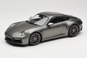 Porsche 911 992 Carrera 4S Aventurine Green Metallic Minichamps 1:18 155067328 Diecast