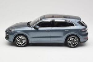 Porsche Cayenne 958 Turbo S Blue Metallic Minichamps 1:18 155066071 Diecast — photo 3 of 6
