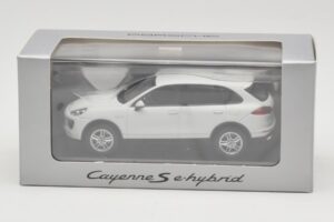 Porsche Cayenne 958 S e-Hybrid White Minichamps 1:43 WAP0200040E Diecast — photo 4 of 4