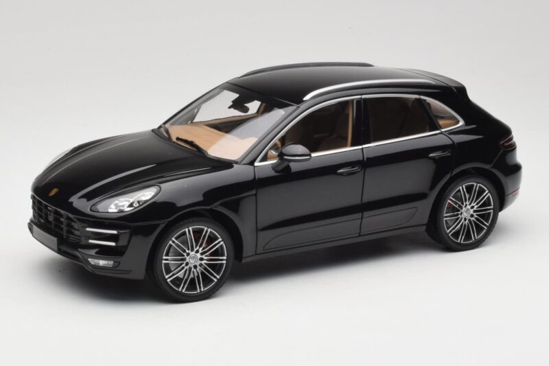 Porsche Macan Turbo 95B Black Metallic Minichamps 1:18 110062502 Diecast
