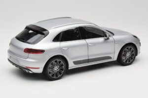 Porsche Macan Turbo 95B Silver Minichamps 1:18 110062504 Diecast — photo 3 of 8