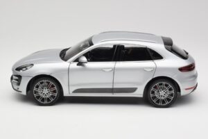 Porsche Macan Turbo 95B Silver Minichamps 1:18 110062504 Diecast — photo 4 of 8