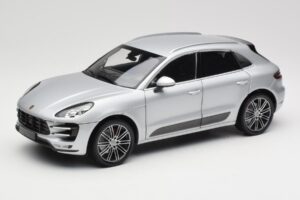 Porsche Macan Turbo 95B Silver Minichamps 1:18 110062504 Diecast