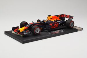 Red Bull Racing Tag Heuer RB13 #3 D. Ricciardo 3rd Place Malaysian GP 2017 Minichamps 1:18 117171503 Diecast — photo 2 of 6