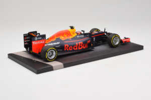 Red Bull RB12 Tag Heuer #26 D. Kvyat Red Bull Racing Showcar 2016 Minichamps 1:18 117160026 Resin — photo 3 of 7