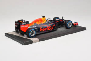 Red Bull RB12 Tag Heuer #3 D. Ricciardo Red Bull Racing Brazilian Grand Prix 2016 Minichamps 1:18 117161203 Resin — photo 3 of 6