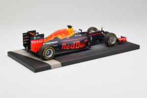 Red Bull RB12 Tag Heuer #3 D. Ricciardo Red Bull Racing Showcar 2016 Minichamps 1:18 117160003 Resin — photo 3 of 7