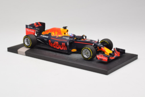 Red Bull RB12 Tag Heuer #3 D. Ricciardo Red Bull Racing Showcar 2016 Minichamps 1:18 117160003 Resin — photo 4 of 7